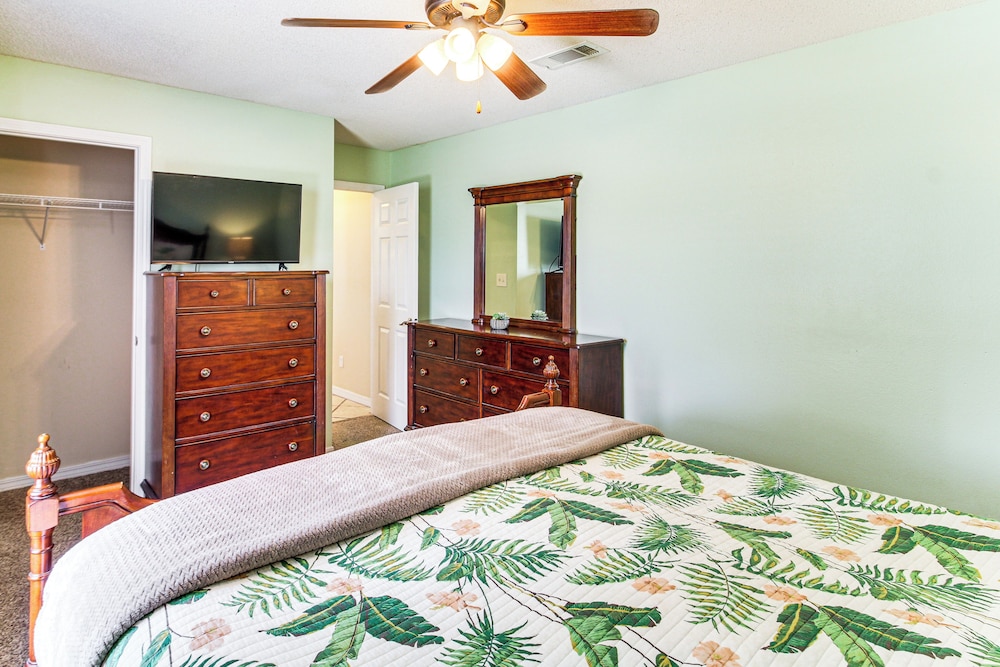 Outdoor Oasis: Group Getaway in Pensacola!