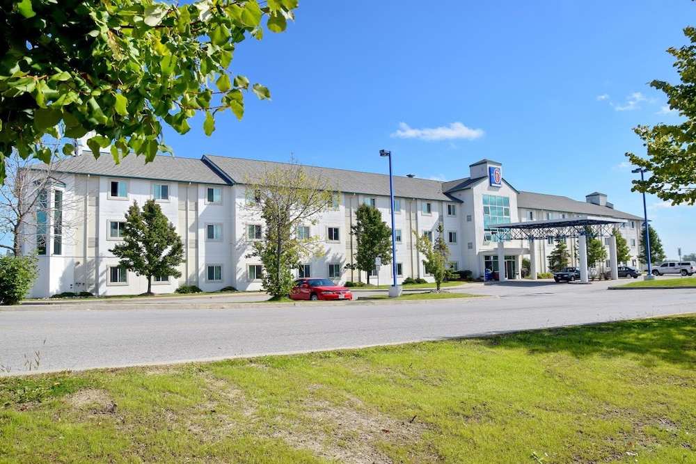 Motel 6 Whitby, ON - Toronto East