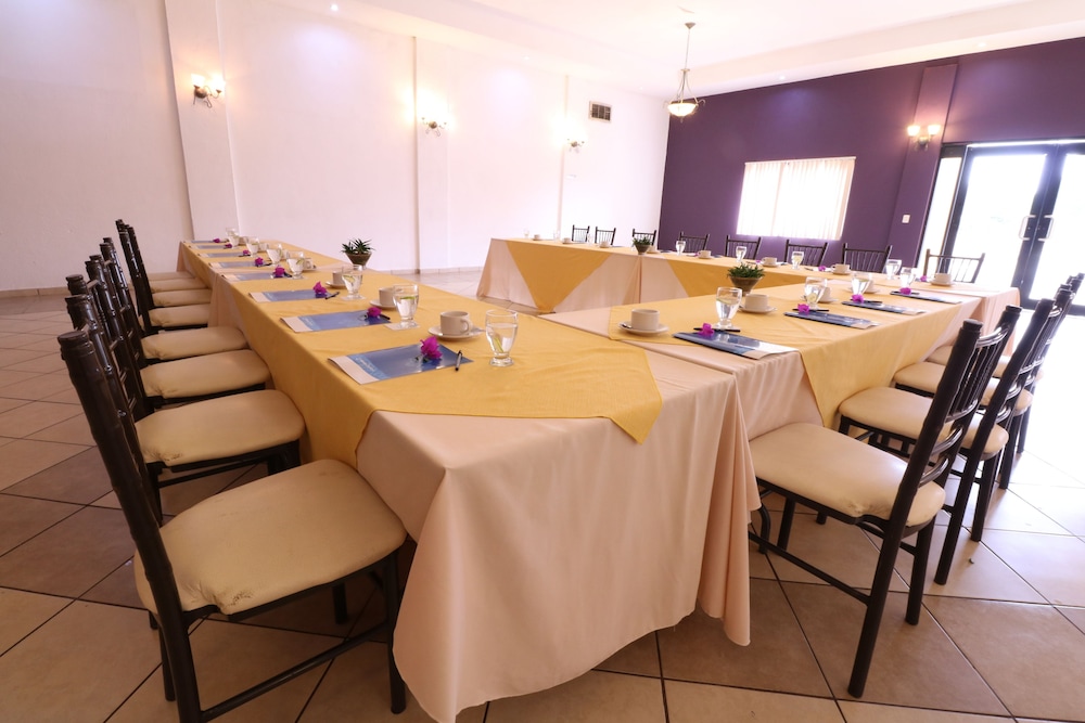 Saltillo Vacations - Hotel Mision Express Saltillo - Property Image 3