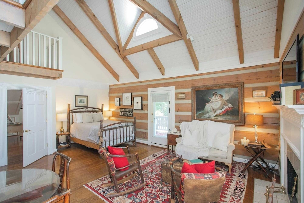 35 Acre Villa w/ Pool, Spa, Wine Cellar & Gym + Near Golf Club La Pearla Ranch by Avantstay