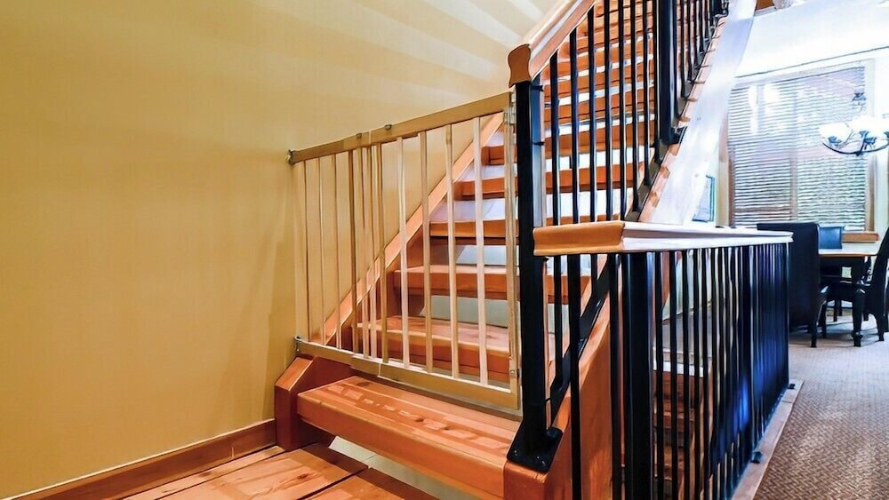 Pinnacle Ridge Chalets by Fernie Lodging