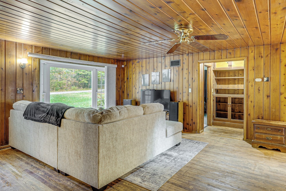 4 Mi to Lake: Secluded Northwoods Getaway