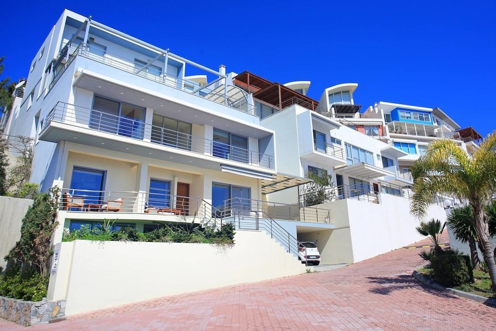 Seafront home 4' walk to private beach view 4