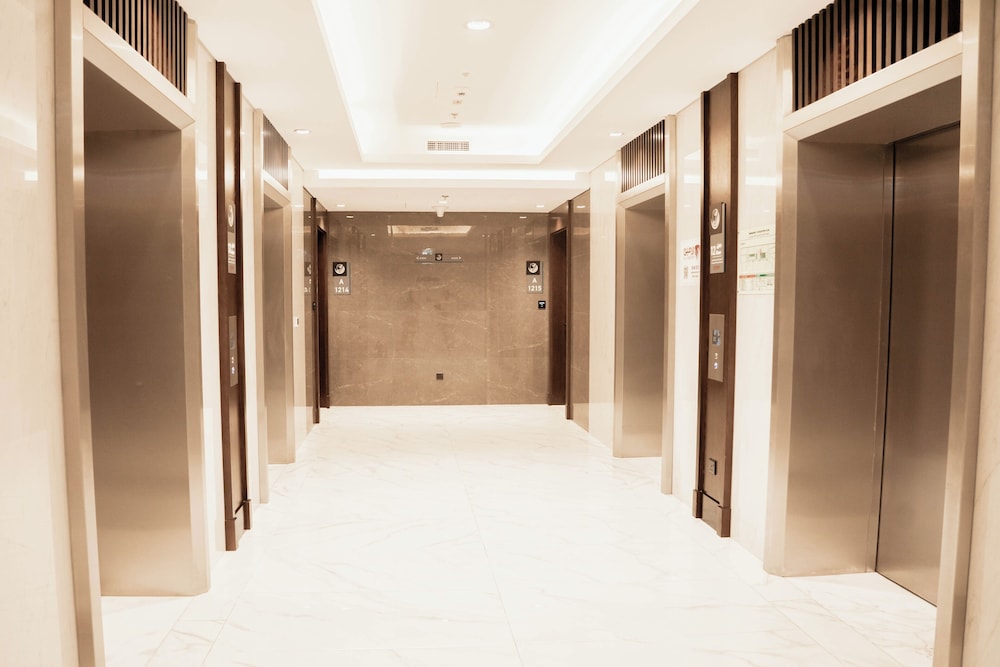 Luxury Studio Rooftop Pool & Gym Access