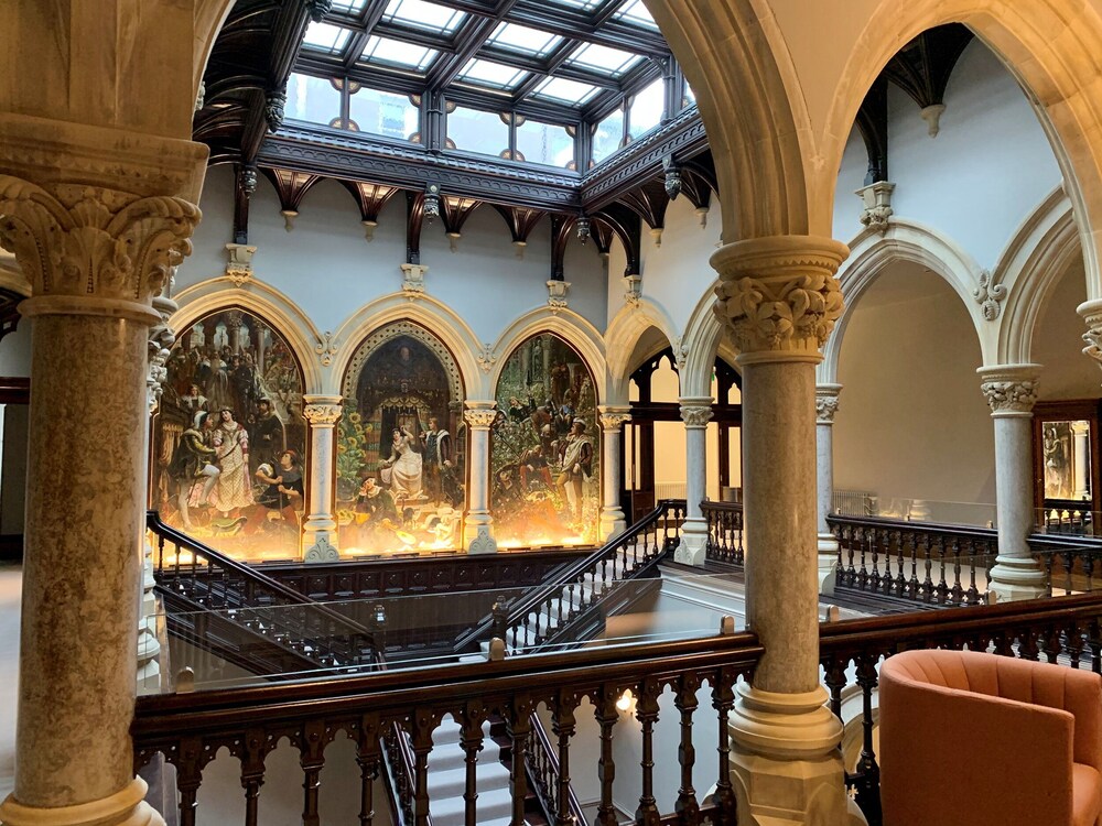 The Arthur Suite Stone Cross Mansion