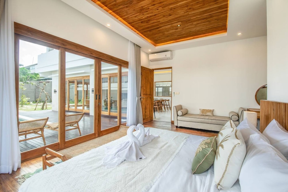 Breeze Opulent 6 BR in With Ocean View 5 Mins to Savaya