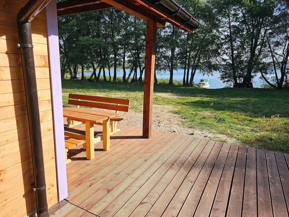 Single-story Holiday Home by the Lake