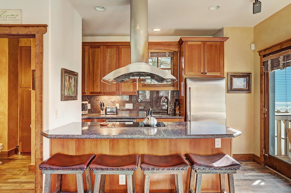 Mountain Ridge  2 Bedroom Townhouse by RedAwning