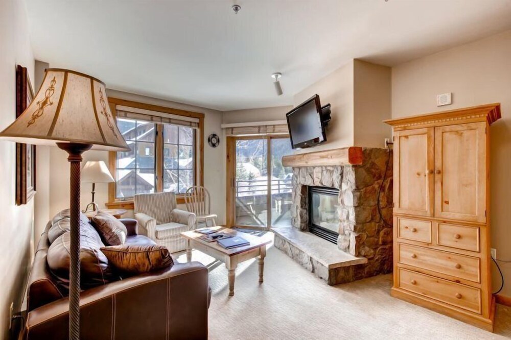 River Run Village 2 Bedroom Condo - 100 yards to slopes, Pool, Hot Tub Access