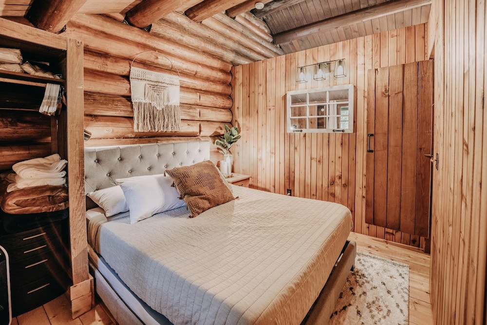 76gs - Genuine Log Cabin - Wifi - Pets Ok - Sleeps 4