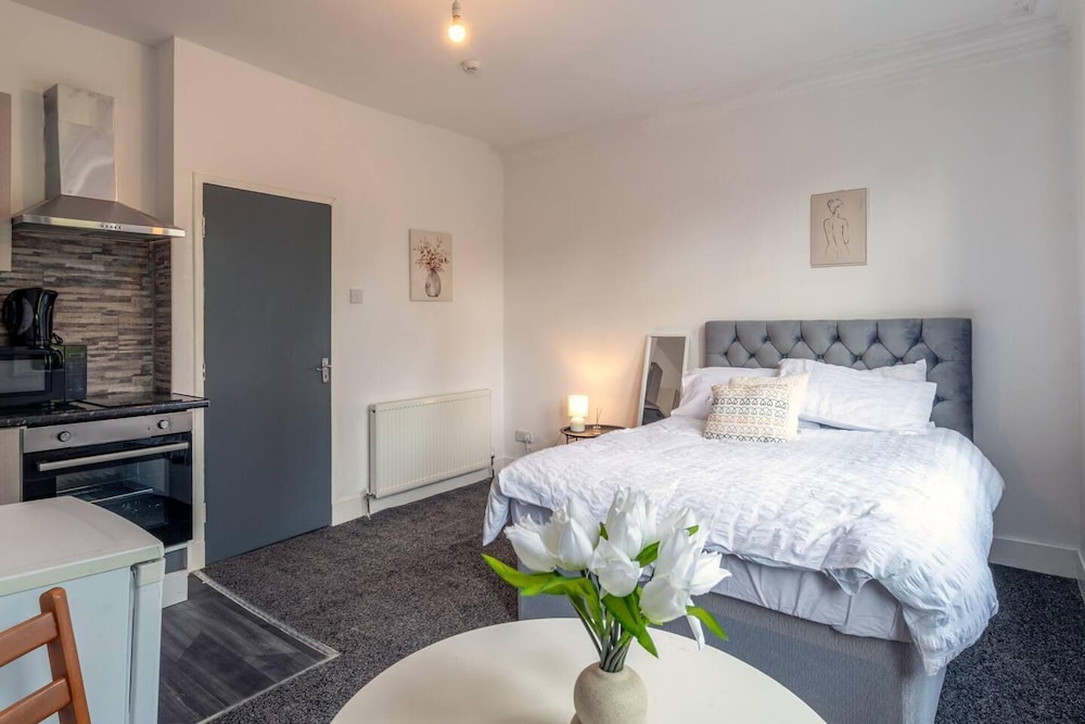 Charming 1-bed Studio9 in Coventry view 4