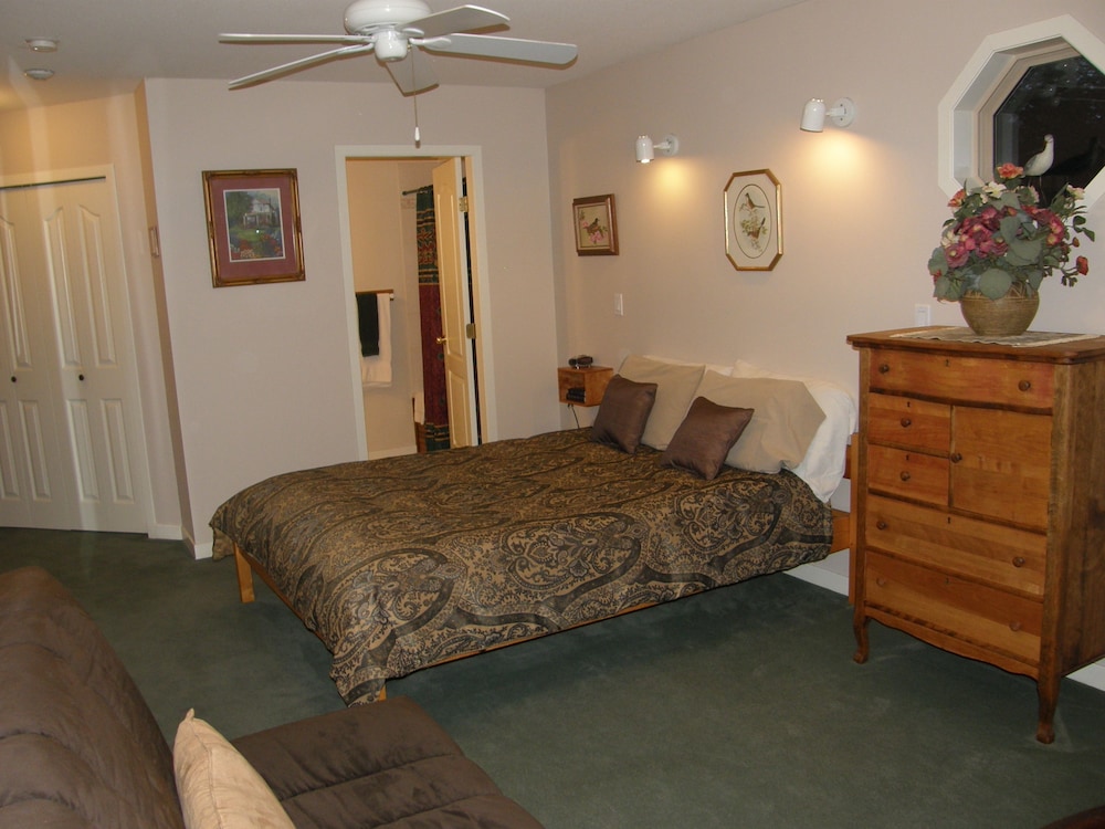 Cedar Wood Lodge B&B