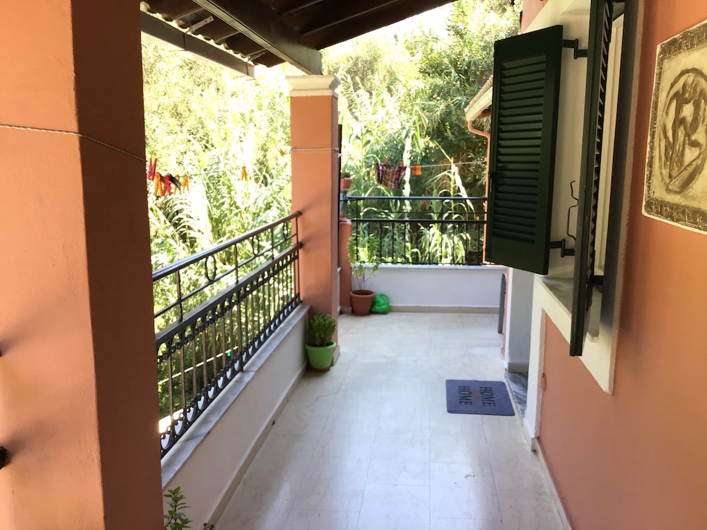 Almyra Apartments & Studios