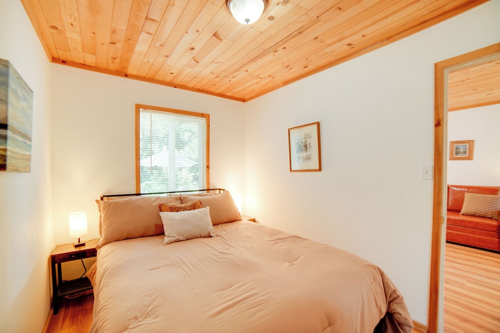Golf, Hike, Sip Wine: Cobb Mountain Cabin w/ Patio
