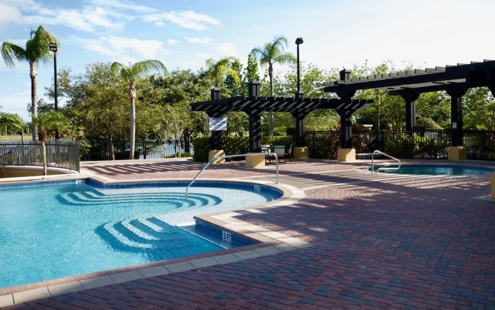 Lakeview Penthouse Elegance 3 Bedroom Condo by RedAwning