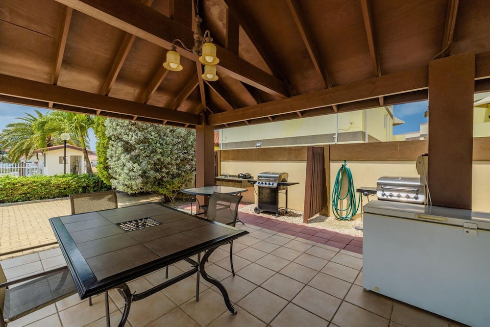 2BR 3min Walk 2 Eagle Beach Pool GYM Parking