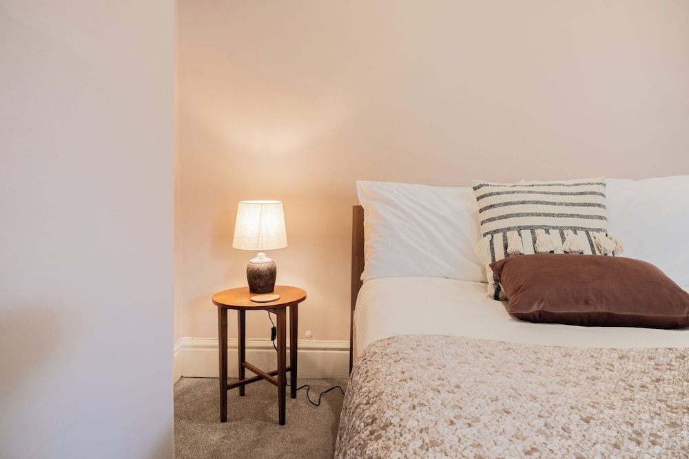 Central 1 Bed with Free Private Parking view 3