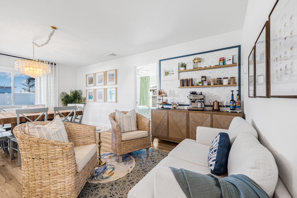Castaway Cottage Near IMG and Beaches