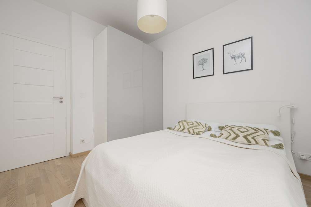 Bobrowiecka Modern Apartment by Renters