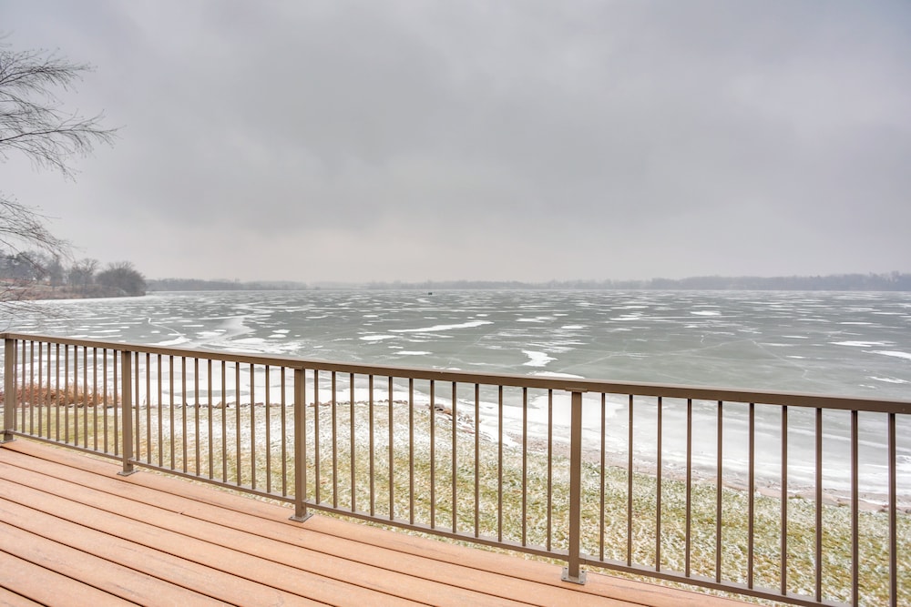 Spacious Lakefront Home w/ Spectacular Views!