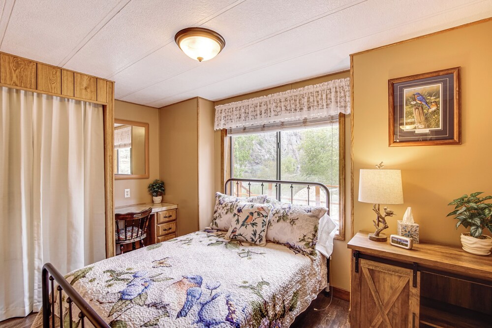 Creekside Cabin w/ Deck & Views in Panguitch!