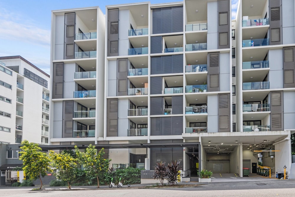 Stylish West End Stay With Rooftop Pool & BBQ