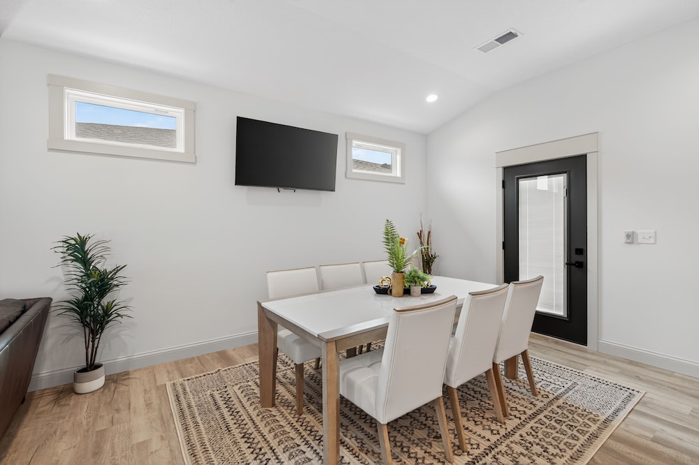 Plush & Roomy - Perfect For All Ages Near Ku & Kc 3 Bedroom Duplex