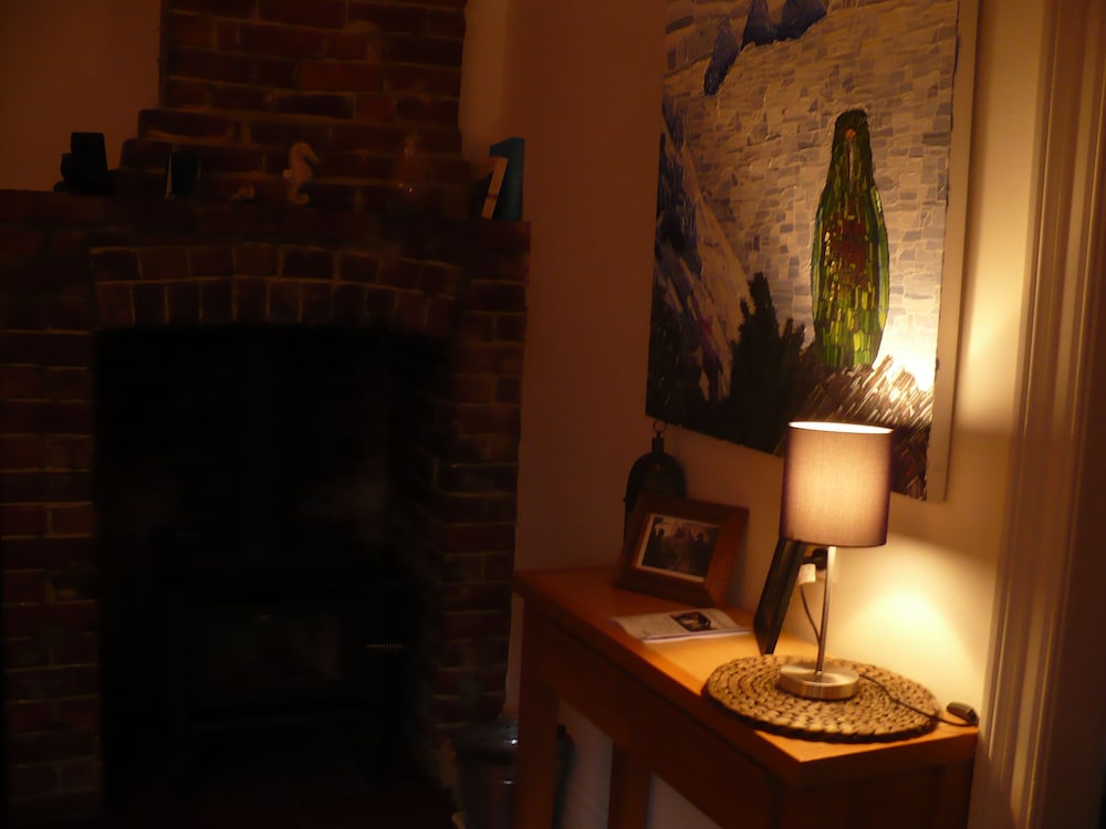 Christchurch City & Country Cottages - Brockworth Cottage