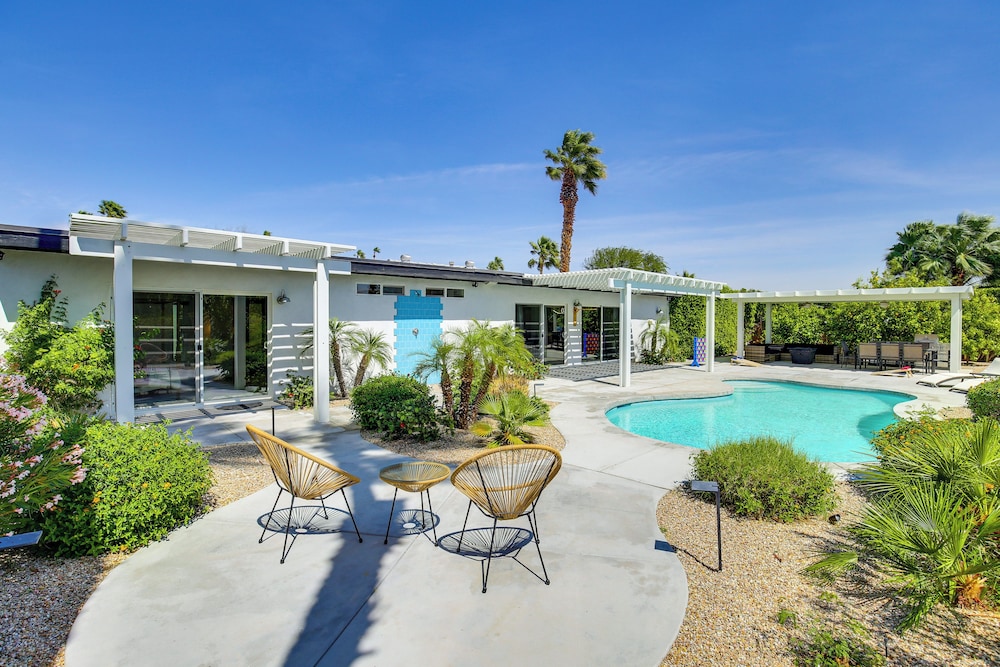 Mtn Views & Outdoor Oasis: Palm Springs Getaway