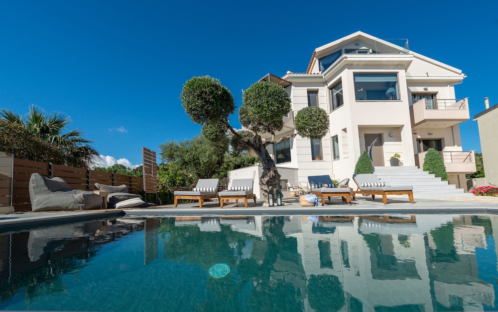 Pasithea Elegant Villa