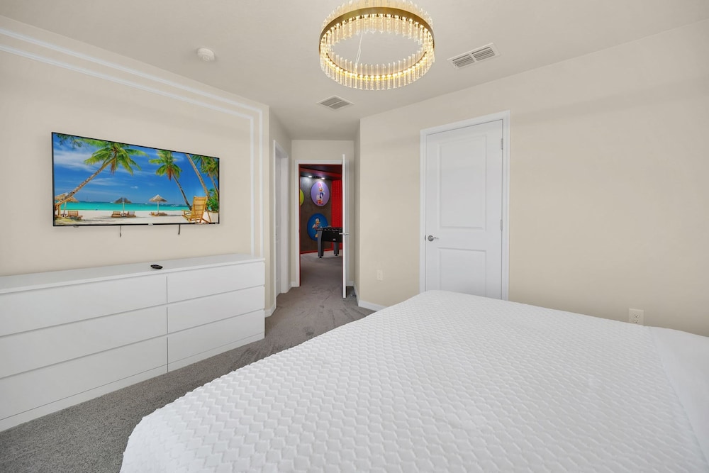 Chic 10br Retreat With Themed Rooms Pool