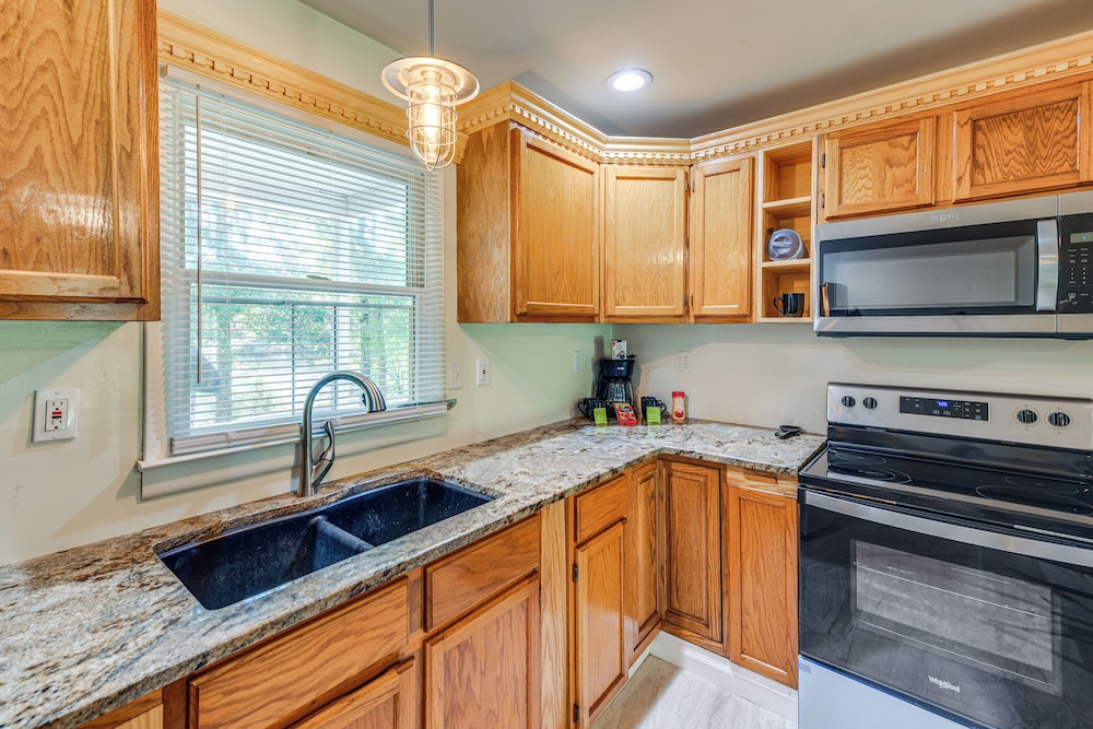 Waterfront Home w/ Deck & Yard, 4 Mi to Farmville!