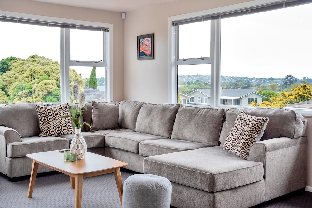 Sunny Three Bedroom Delight Upper Level, photo 9