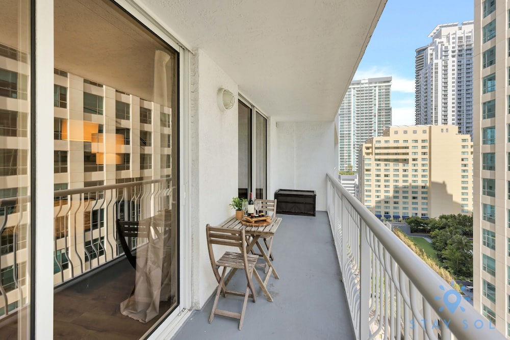 Modern 1-br Condo in Upscale Brickell Locale