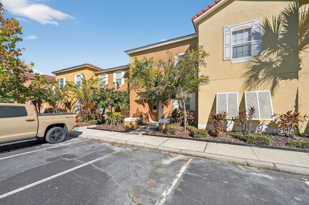 Modern Kissimmee Townhouse Near Disney 3 Bedroom Townhouse