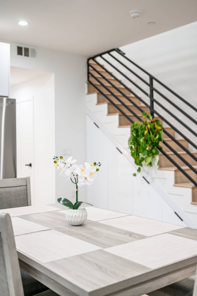 Not Affected by the Fire/modern Spacious Home With Parking & Fully Equipped Kitchen #3