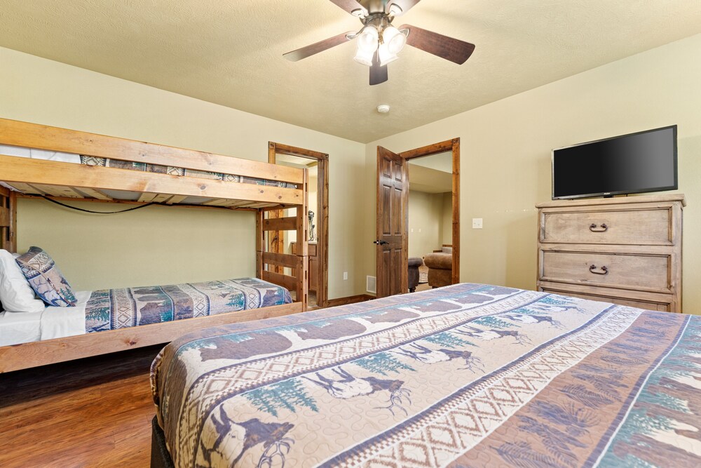 Timeless Memories Lodge 6 Bedroom Cabin by RedAwning