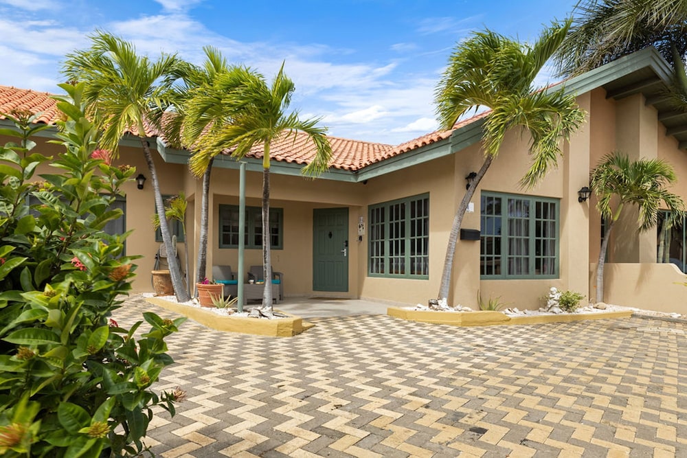 Cozy 3BR Town Home in Gated Community Palm Beach