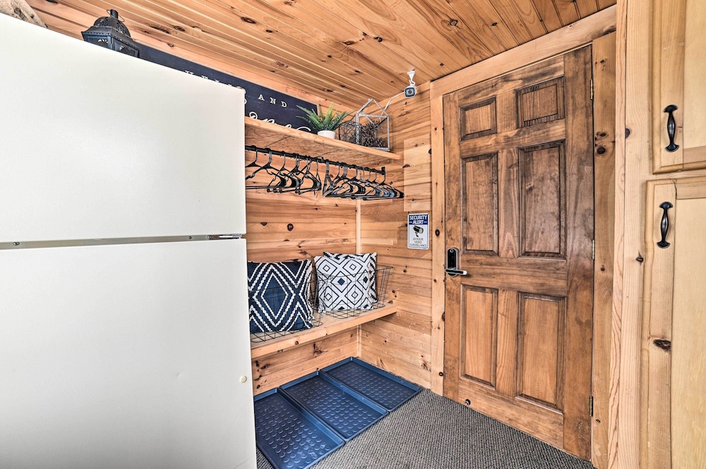 Diamond Lake Waterfront Cabin w/ Deck  Dock! - Property Image 6