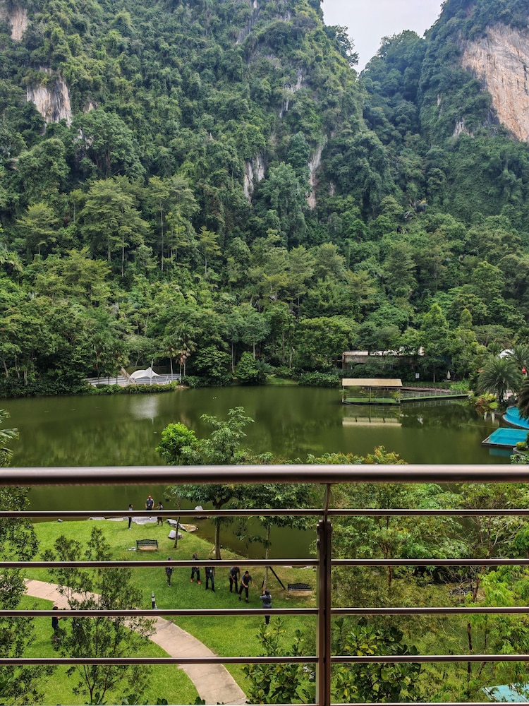 Mountain & Lake Views' Suite Cycas