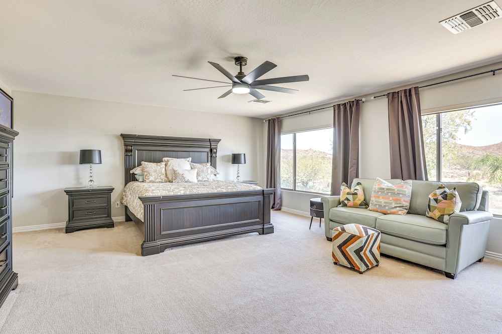 Luxe Mtn-view Mansion w/ Hot Tub in Phoenix!