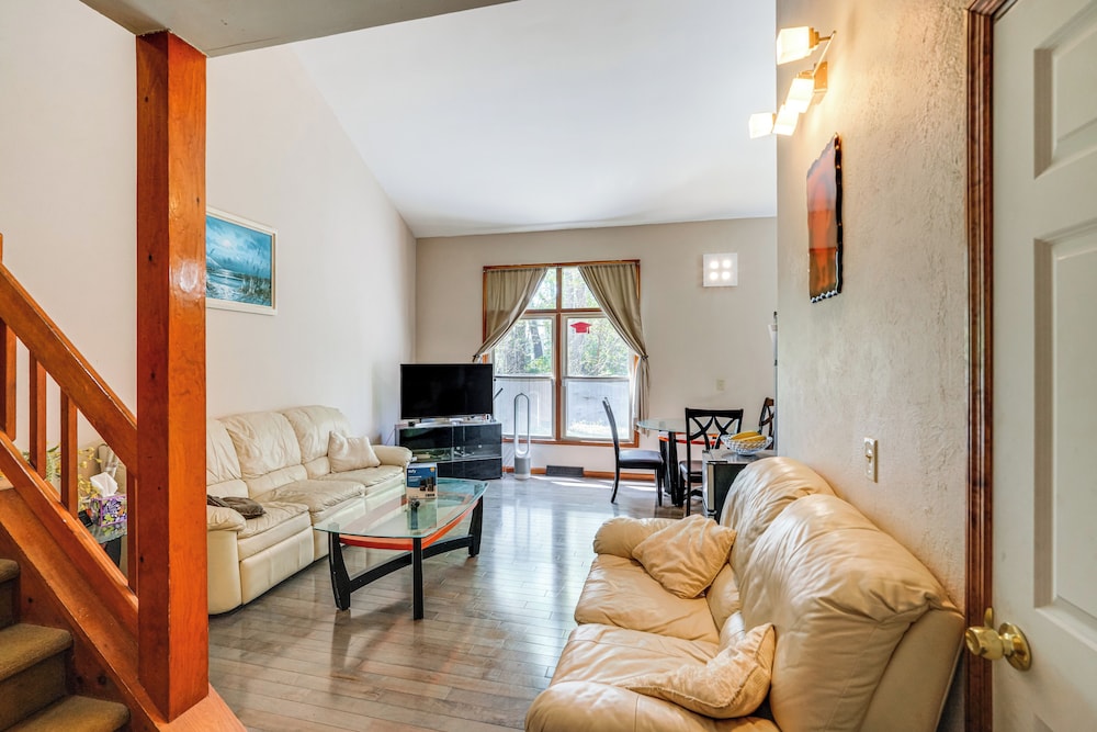Private Yard & Grill: Quiet Getaway Near Albany!