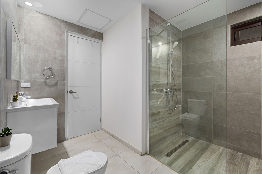 1BR Gold Coast Pools Tennis Gym Security