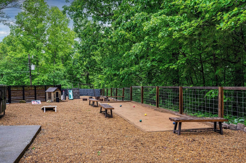 Arcade, Playground, Indoor Pool, Hot Tub, Firepit Minutes From Dollywood & National Parks 2 Firefly Mountain Suites by Avantstay
