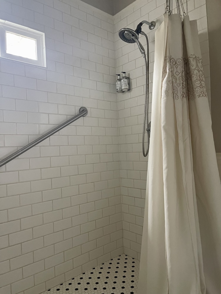 Ashland Vacations - McCall House Boutique Inn - Property Image 4