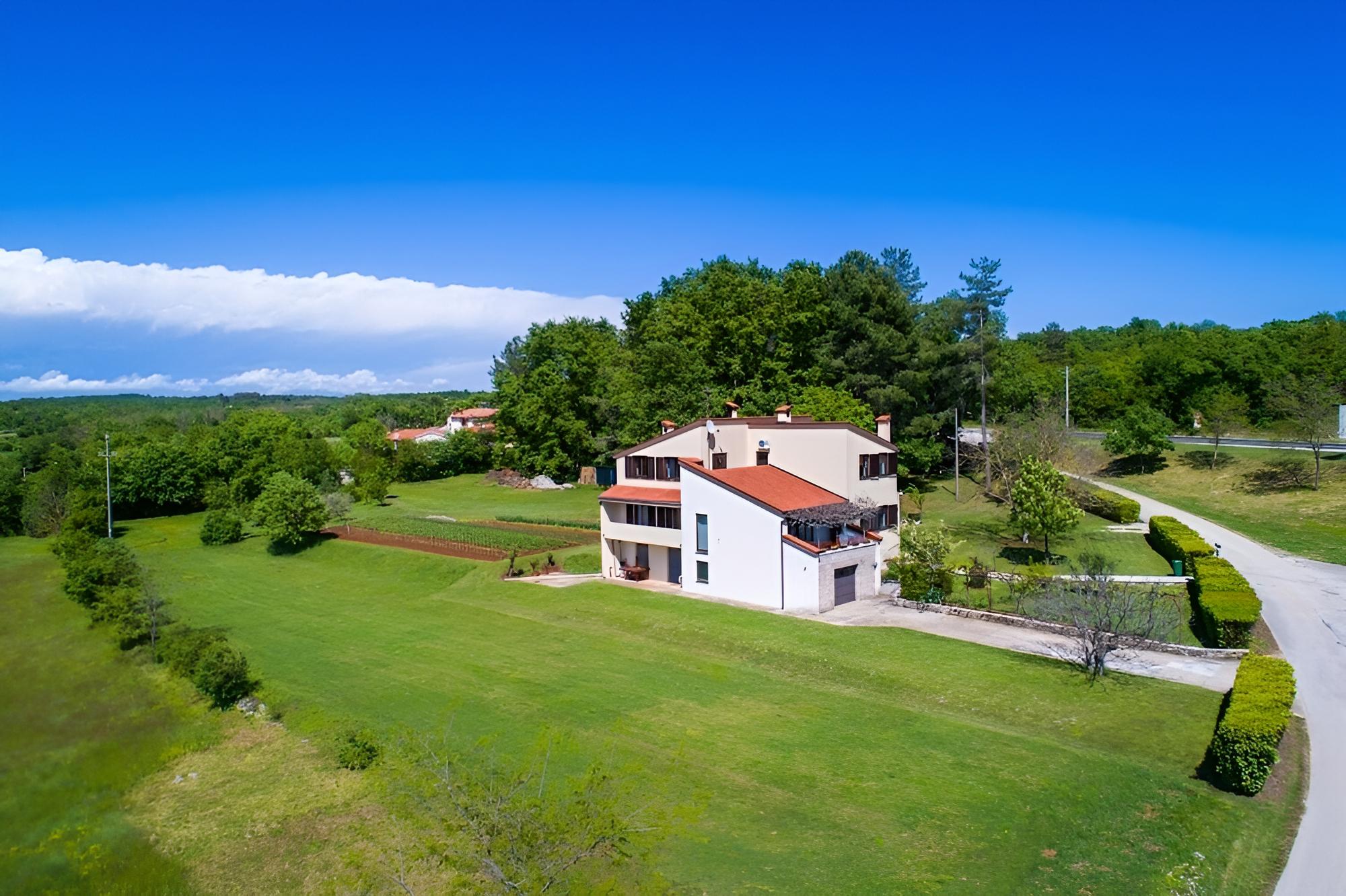 Bruno - Spacious Yard - A1 view 3