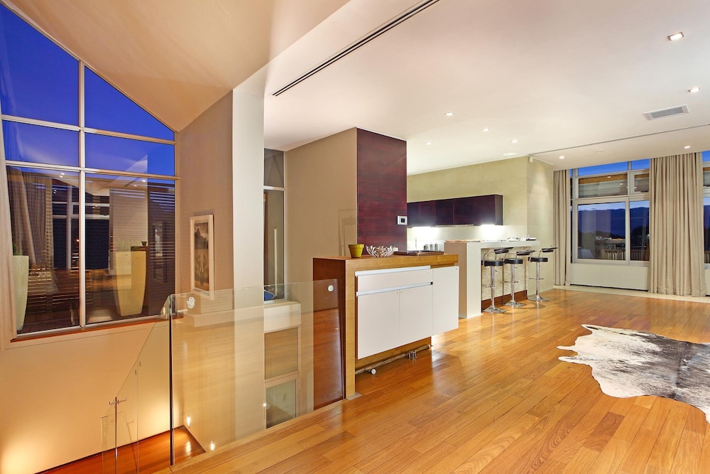 Sea View 3bed Apt w Pool Near Beaches Glen Sunsets