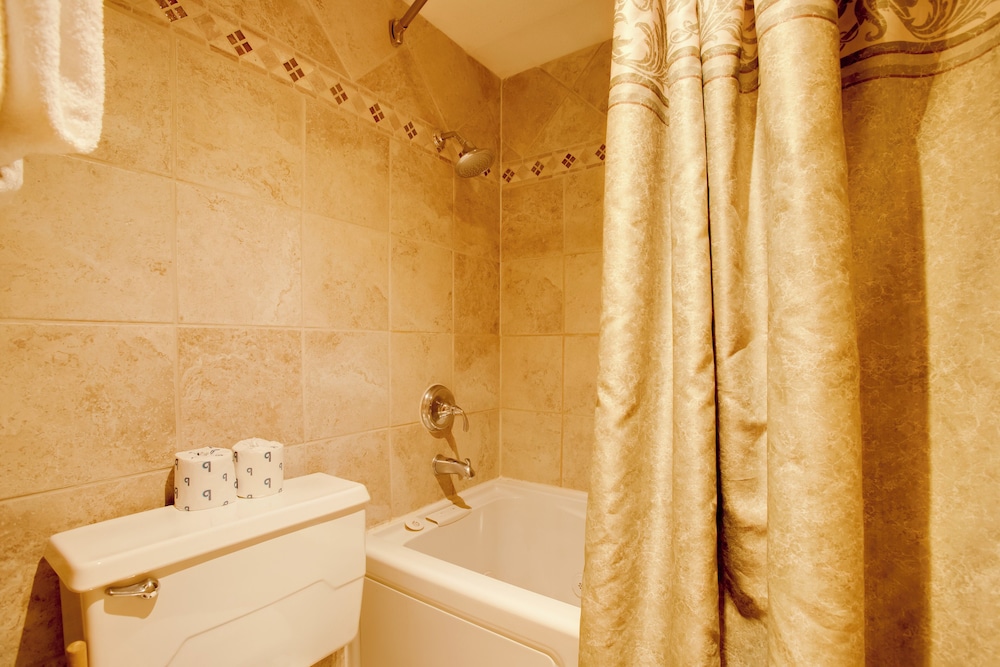 Pool & 3 Hot Tubs: Winter Park Condo on Bus Line