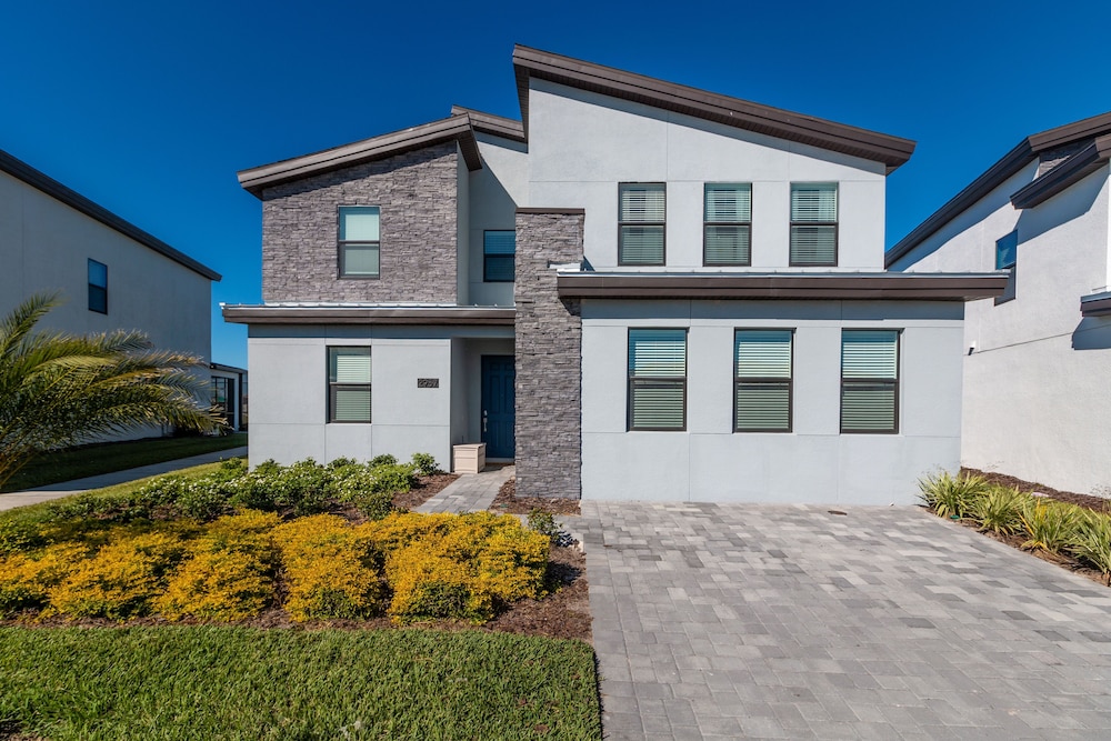 2957 FS - Luxury Oasis: 6BR Villa, Pool, Game