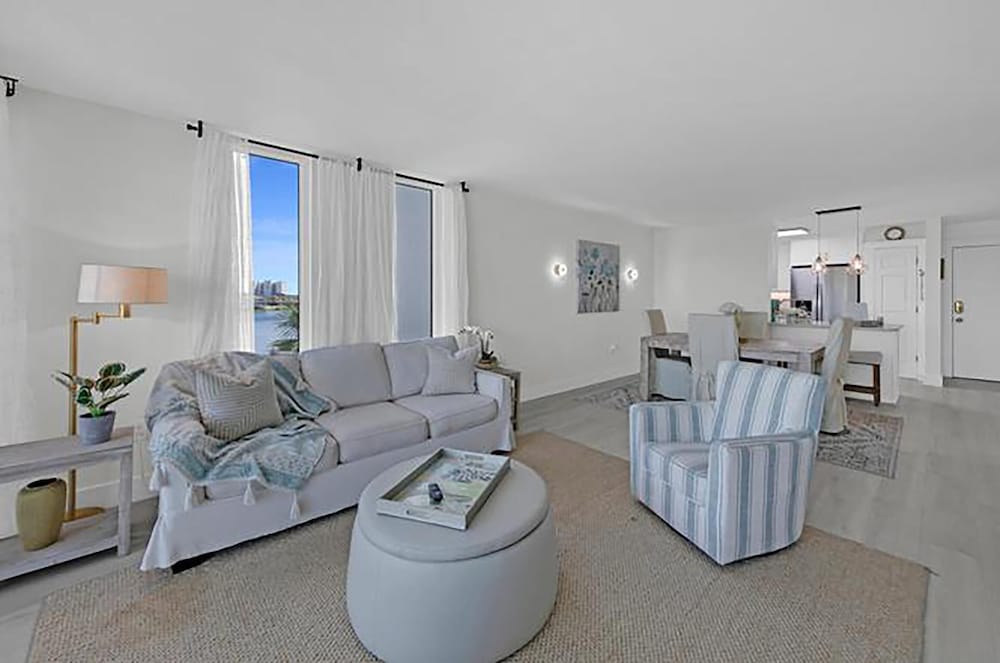 Dolphin Point #401c